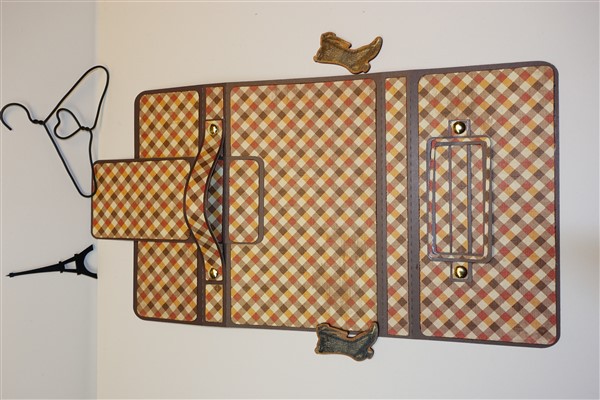Darina's Crafts Suitcase-Caes-Back_DarinasCrafts  